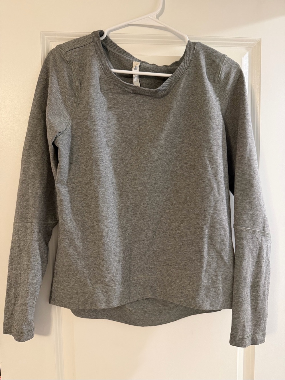 Women’s gray long sleeve Lululemon shirt size 6. EUC